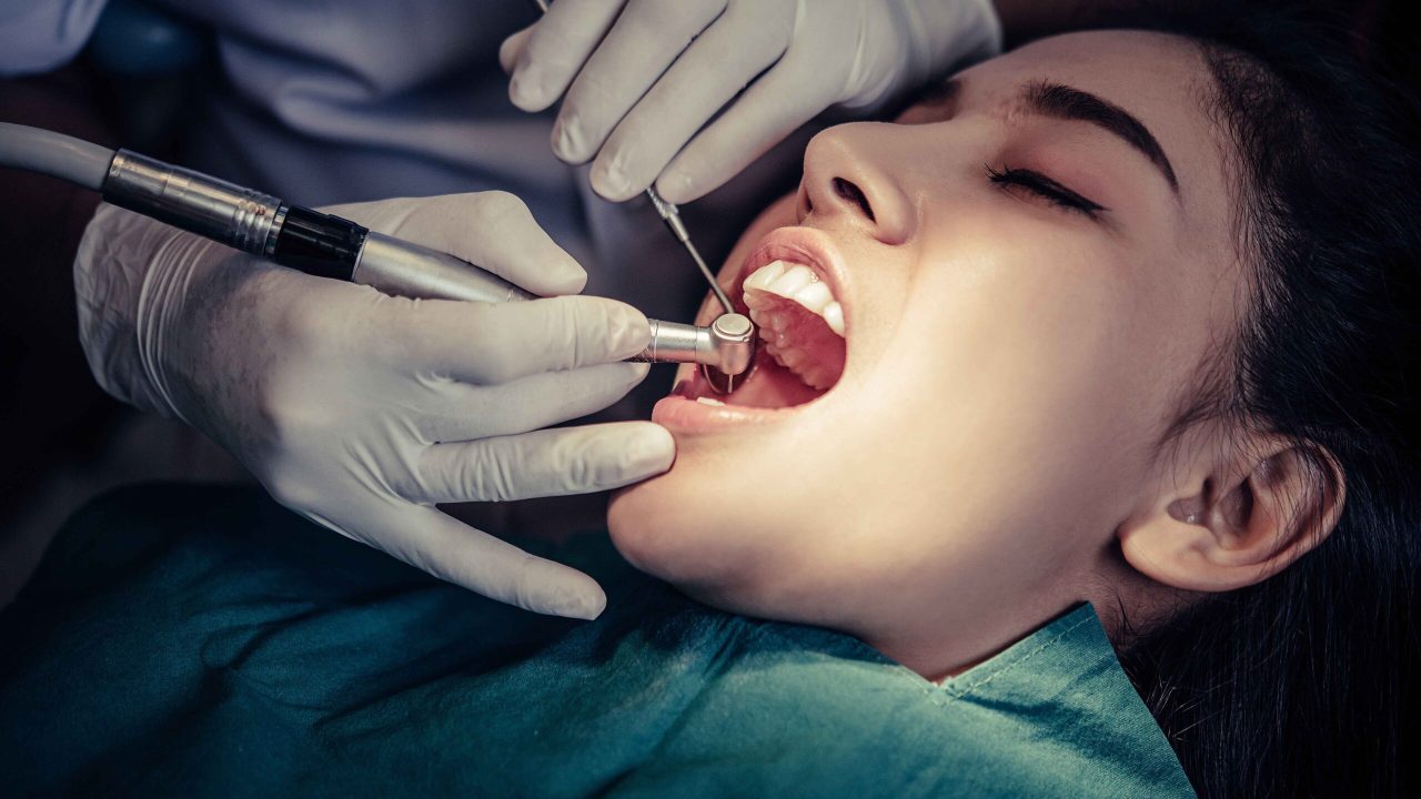 dentists-treat-patients-teeth_1_11zon